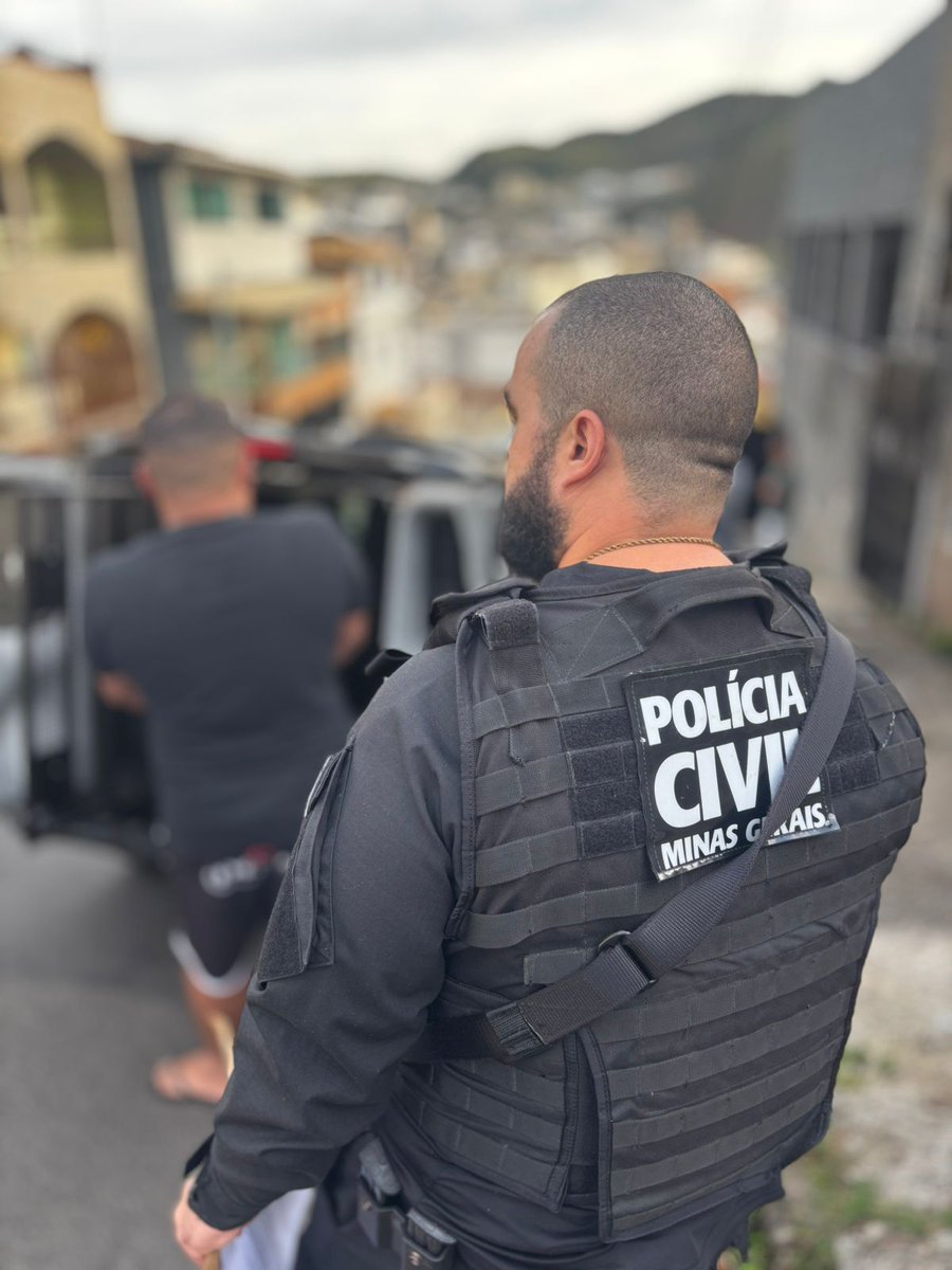 pcmgoficial's tweet image. OPERAÇÃO ÊXODO: #PCMG desarticula célula do Comando Vermelho que atuava na Zona da Mata mineira e na Região dos Lagos, no RJ. Sete presos e apreensão de veículos, lanchas, motos aquáticas, armas, drogas e dinheiro. Conforme apurado, a organização criminosa movimentou cerca de +
