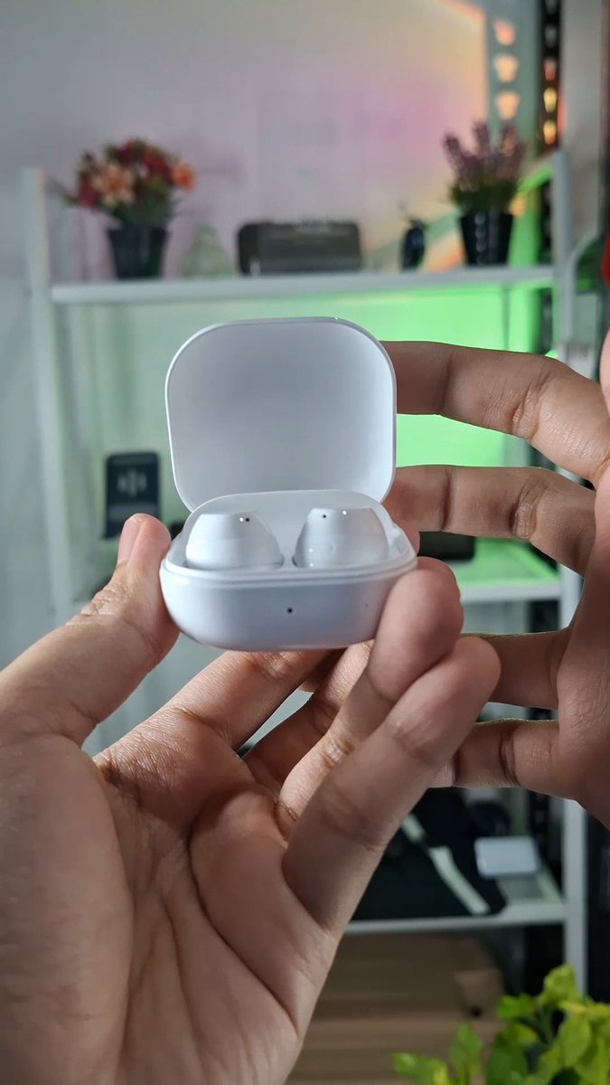 abdurraim's tweet photo. Jujur fitur  Active Noise Cancellation (ANC) gak harus  pake tws mahal! Setelah gue mencoba  Samsung Galaxy Buds Core! TWS termurah dari Samsung yang sudah support ANC . Gue review tipis2 setelah 2 minggu pemakaian. https://t.co/KxBqV9CDFT