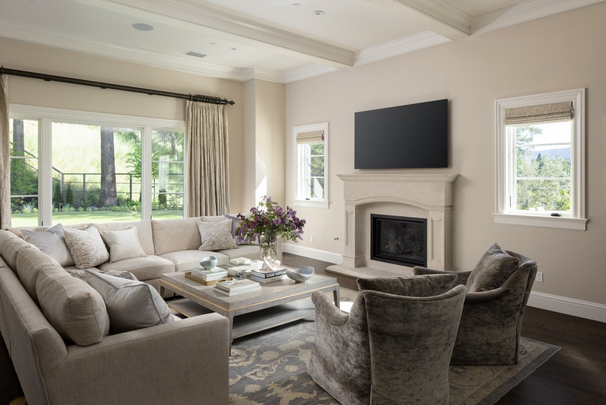 KeyIntDesigner's tweet image. Refined textures. Timeless architecture. Relaxed luxury.

The East Bay&apos;s Douglah Designs brings serenity to this family room with a sculptural fireplace, neutral palette, and plush, tailored furnishings.

bit.ly/4f9fwUe