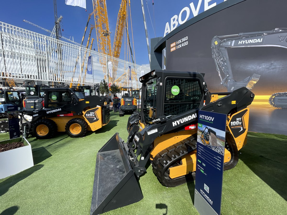 In aprilie, la #bauma2025, Hyundai CE a lansat două miniîncărcătoare pe roți (SSL) și un încărcător compact pe șenile (CTL). Echipate cu motoare diesel Hyundai Stage V, cu puteri de 49,5 kW, respectiv 54,9 kW, noile utilaje au fost expuse la standul #Hyundai. <a href="/MEqOfficial/">M. Equipment</a>
