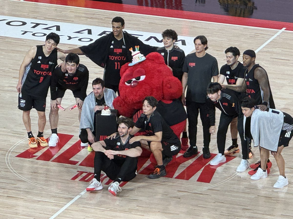 アルバルクWIN‼️
ルークのお誕生日イブDAY🐻🎂✨
試合は11点差前後で推移してて、ドキドキ😳要所要所で3P決まって、点差縮めず‼️興奮しました😤‼️
ルークのことを祝ってくれるたくさんのマスコットのお友達とチームのみんなが温かくて、優しい世界でした🌏🐻🗼🏀
ナイスゲーム‼️ルークおめでとう🎉🐻