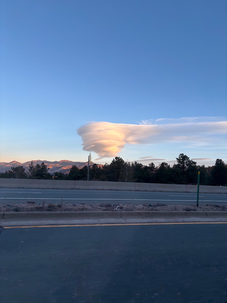 KoryBesaw's tweet photo. @BianchiWeather Evergreen this morning, full moon and cyclone clouds? Blue bird sky west of of the foothills minus these banks. Amazing morning. https://t.co/oiBGlnc9GF