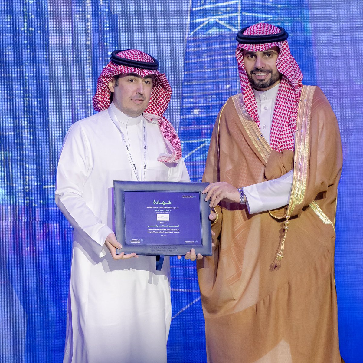 ضمن فئة أفضل قائد رقمي في نسختها الرابعة..

كرّم معالي المهندس أحمد بن محمد الصويان، محافظ هيئة الحكومة الرقمية، سعادة أ.د. صالح بن محمد الباهلي، عميد عمادة التعلم الإلكتروني وتقنية المعلومات بـ #جامعة_القصيم، تقديرًا لمساهمته المتميزة في تعزيز التحول الرقمي، وذلك خلال