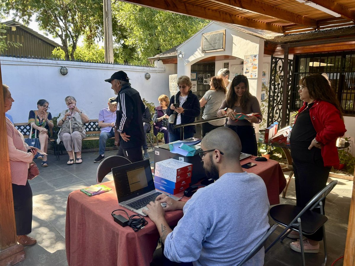 🚨¡Acción en terreno! Operativo Botón de Pánico 🖲️ realizado con éxito junto a la JJVV Colón 8000🤝
🛡️Fortalecemos la seguridad vecinal y nuestra respuesta inmediata.

#PlanCuadrante #SeguridadPública #LasCondes 🇨🇱