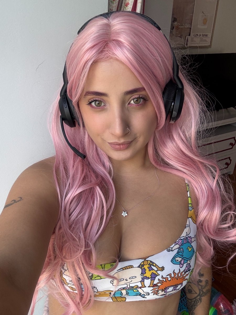 debabybora's tweet photo. are you guys still in to gamer girls? https://t.co/BVtpx8I4Ap