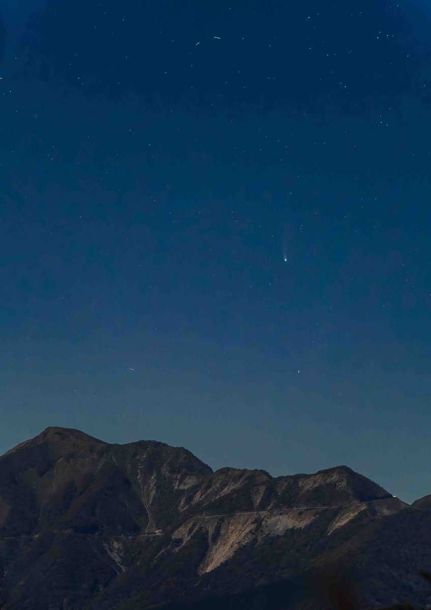 nakobbit's tweet image. 月光に照らされる伊吹山とレモン彗星☄️
あと一回は見たいな
無理なら1100年後に👋
#c2025a6 
#c2025a6Lemmon 
#レモン彗星