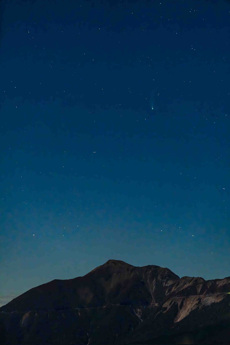 nakobbit's tweet image. 月光に照らされる伊吹山とレモン彗星☄️
あと一回は見たいな
無理なら1100年後に👋
#c2025a6 
#c2025a6Lemmon 
#レモン彗星