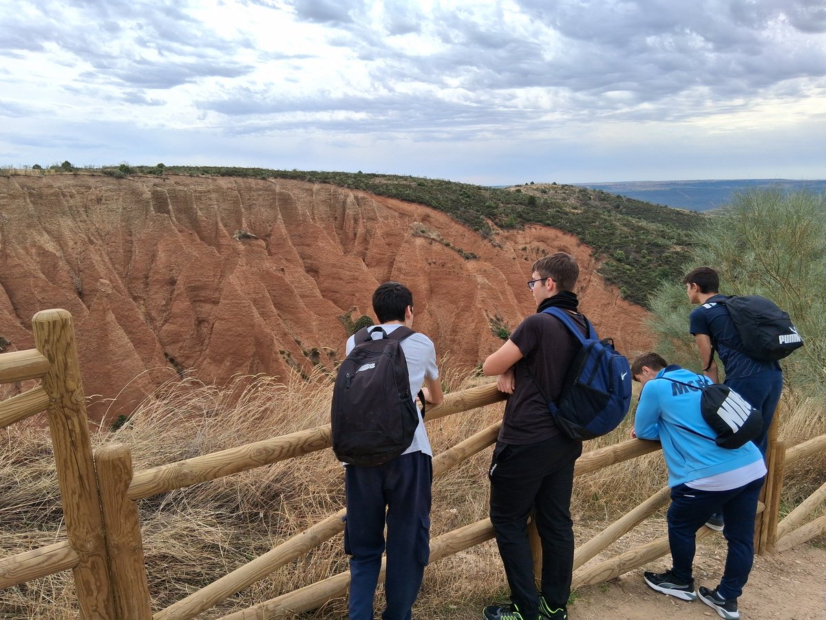 antonio97025542's tweet photo. Los alumnos de bachillerato del @iesneilarmstro1 hemos completado el sendero de las cárcavas de Patones. Al final la lluvia no ha aparecido y hemos disfrutado de una jornada geológica y campera https://t.co/feBJgXcfu1