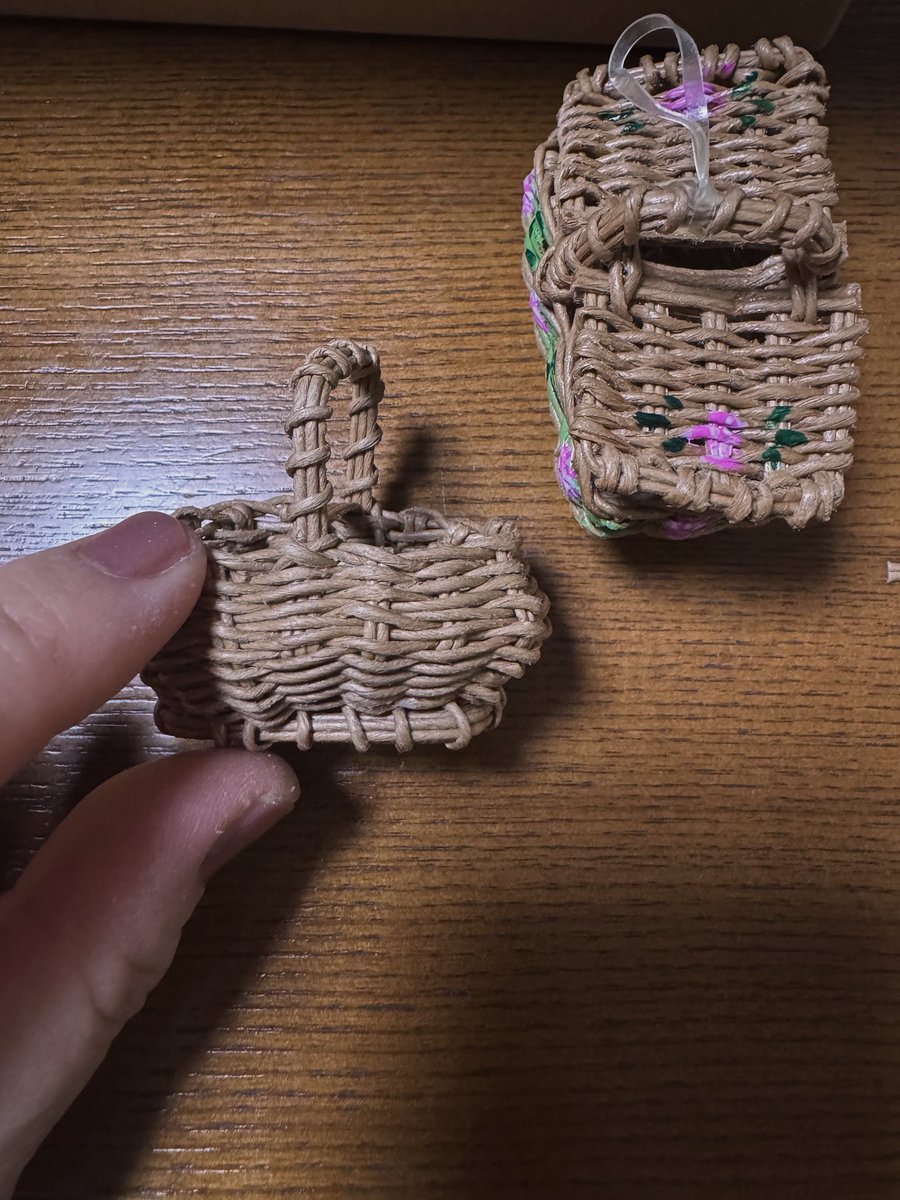 ローズパニエ作ってます🌹
なんだかものすごく久しぶりな気がする…
実際はそうでもないようで、手が覚えててくれてました✋

身体が動くってありがたいとしみじみ思う今日この頃。