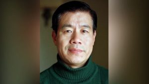 张致君：我的理想国——致敬王炳章老师
我一直觉得，我们这个国家的现实像一块咸鱼，腥味大得可以把路边摊的苍蝇都熏晕过去，可偏偏还有人把它供在堂屋正中，说是“国宝级腌制工艺”。我年轻的时候不信邪，觉得既然现实臭，那就用力洗一洗，也许能洗出点清香来。结果我去医院工作
minzhuzhongguo.org/?p=110398