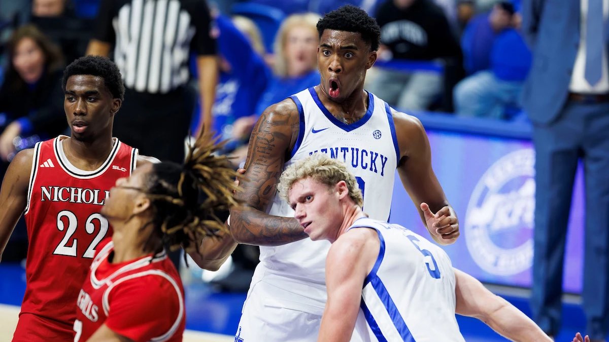 BleedBlueCasey's tweet image. these reactions from Collin Chandlers dunk are priceless 😂