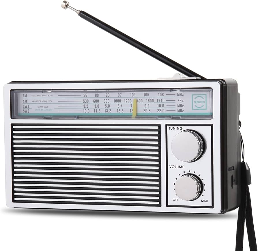 csdevmaticus's tweet image. Radio de transistores portátil — Pequeña revolución en tu bolsillo: noticias, música y entretenimiento en la calle mucho antes del smartphone. Icono de la movilidad auditiva que perdió terreno ante radios en móviles y streaming. #TecnologíaRetro #HistoriaTech