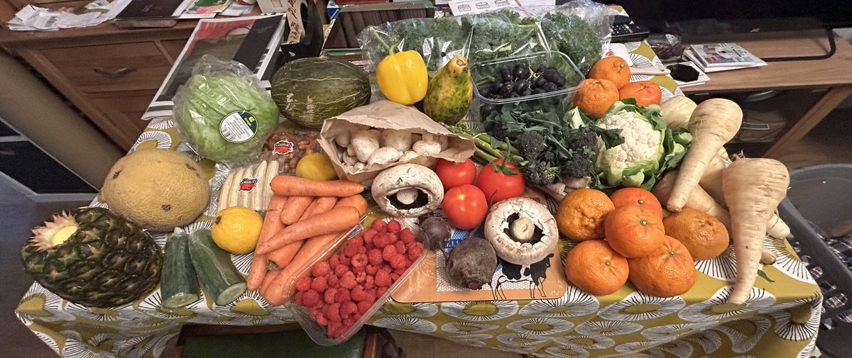 This is a mighty £5 worth from local greengrocer #GrannySmiths via the #TooGoodToGo app - never managed to nab a box before but I’m going to have do some planning to make sure we make the most of it! I’ve already given away a cauliflower as I have one in the fridge already 🤣