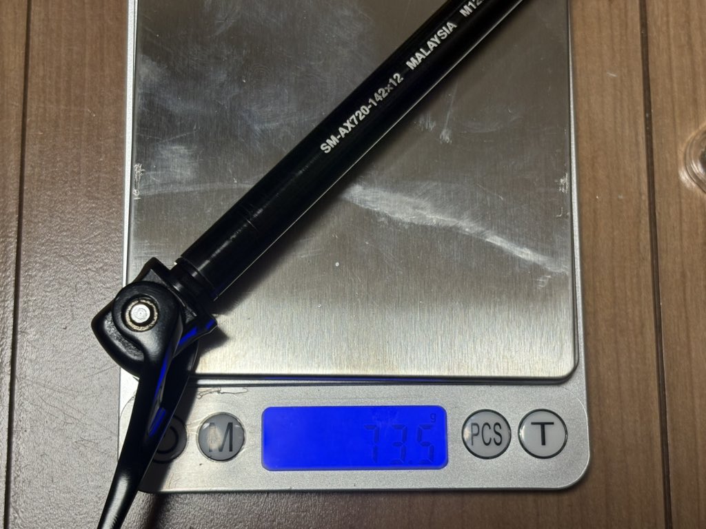 キジ猫😺のキーちゃんに癒されてるか齧られてる龍🐉と虎🐯のお父さん