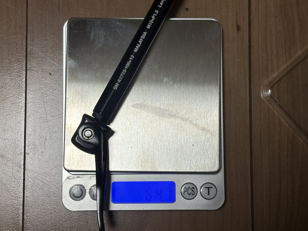 キジ猫😺のキーちゃんに癒されてるか齧られてる龍🐉と虎🐯のお父さん