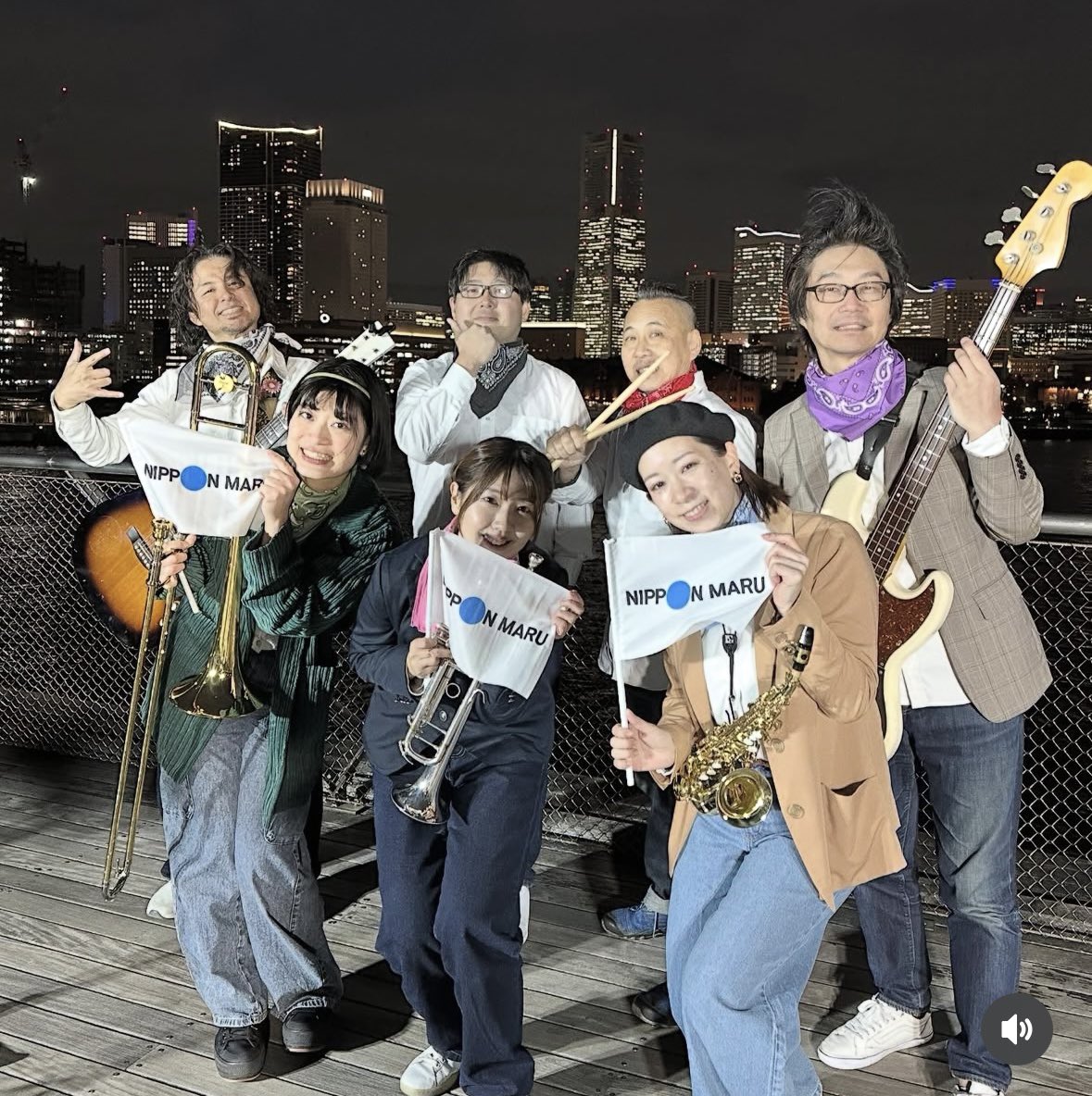 デイジー・セプテット「にっぽん丸」歓送演奏@横浜港大さん橋国際客船ターミナル、終了いたしました。
旅立つ豪華客船を見送る演奏は毎回楽しいもので、今回もハッピーにお届けしました。

田中アユミ(Sax)、MIKARI(Trp)、藤井星亜(Trb)、清永充美(G)、山﨑亘(K)、川口伸王(D)、山崎真也(B)