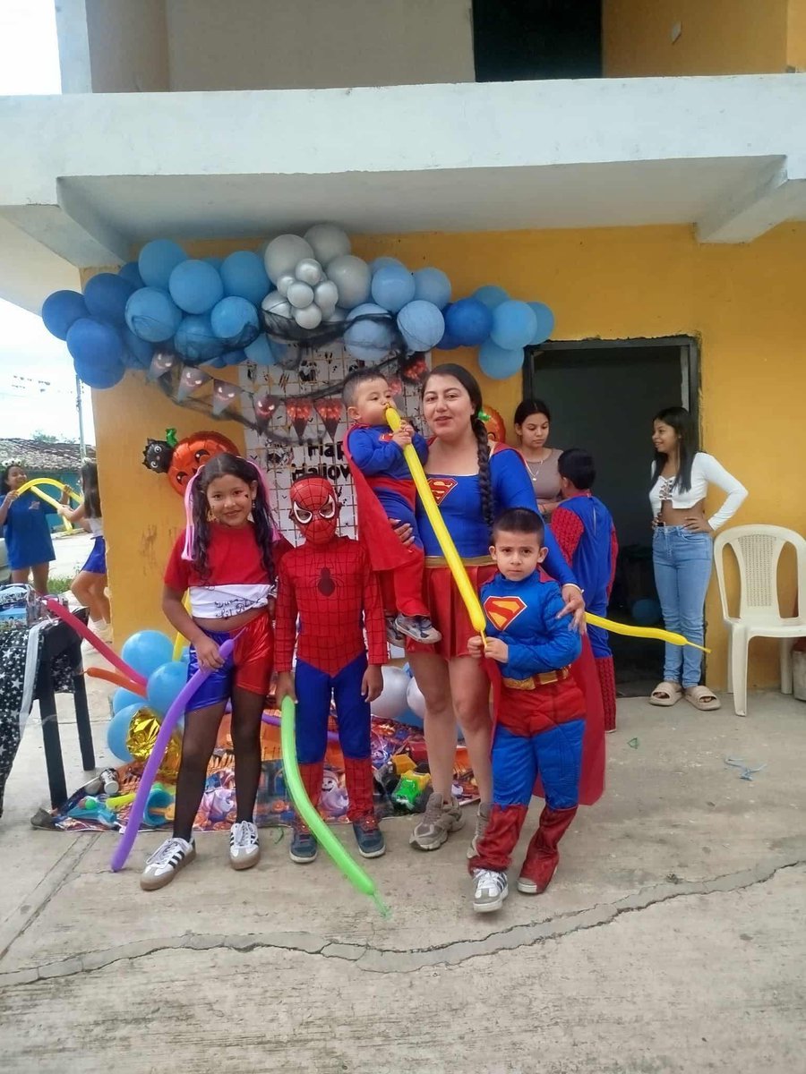 Alcaldia_Tami's tweet photo. 𝗗𝘂𝗹𝗰𝗲s 𝗽𝗼𝗿 𝗹𝗮 #𝗣𝗮𝘇 🌈
En cada sonrisa, en los dulces compartidos y en la mirada inocente de nuestros niños y niñas se sintió el significado de la paz.
Llegamos a nuestros corregimientos #Remolino #ElManzano #Granada #ElTablon #ElParamo #Curiaco y #Charguayaco ✨ https://t.co/VOVeFvAltJ