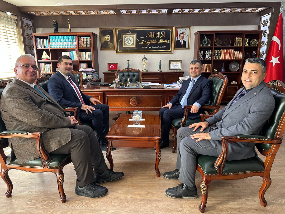 Afyonkarahisar Sosyal Güvenlik İl Müdürümüz Süleyman Çelikbaş, Sosyal Güvenlik Merkezi Müdürümüz Hakan Özer ve kurum şefimiz Ercan Atacan ile birlikte Belediye Başkanımız Serkan Koyuncu’yu makamında ziyaret etti.