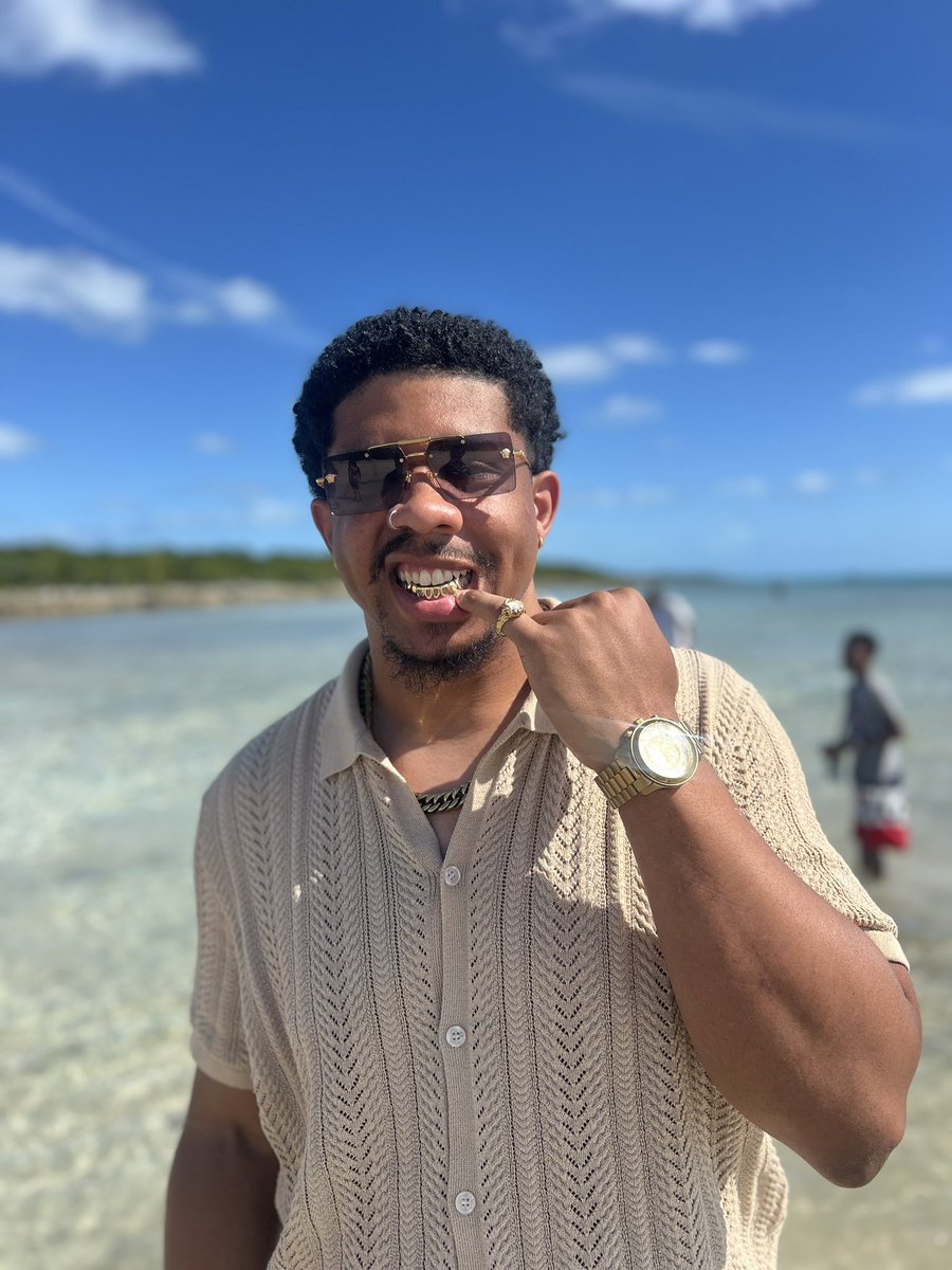 DeVngelo__'s tweet image. Woke up 29 🎈