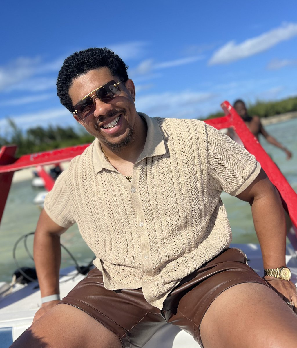 DeVngelo__'s tweet image. Woke up 29 🎈