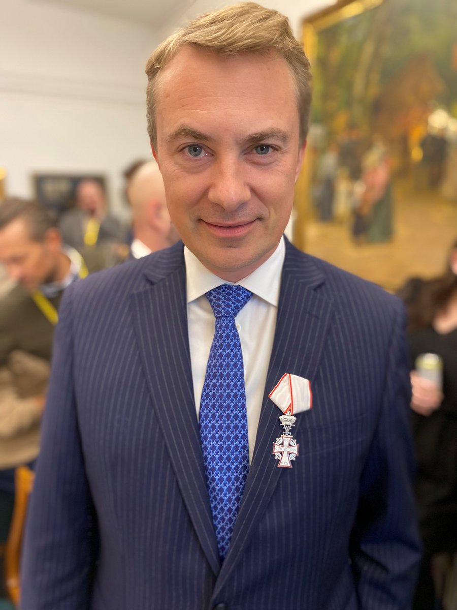MrMesserschmidt's tweet image. Det er med stor ydmyghed og taknemmelighed, at jeg i dag kan dele, at jeg er blevet udnævnt til Ridder af Dannebrogordenen.

Det er en anerkendelse, som jeg modtager med stolthed. Ikke på egne vegne alene, men som en påmindelse om den tillid og opbakning, jeg gennem årene har…