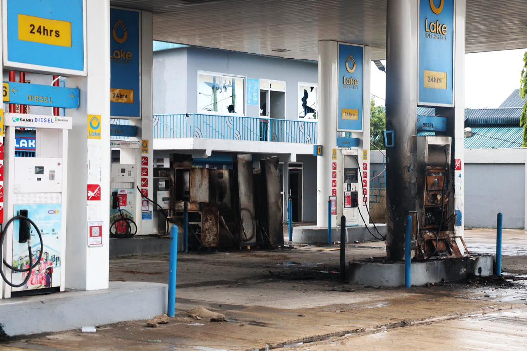 PaiasMusk's tweet photo. ‼️MADHARA SI YA LEO TU‼️

Kwanza uchumi wa wananchi unapoteza mwelekeo. Maduka yaliyovunjwa Oktoba 29 na siku zilizofuat n vyanzo vya kipato kw familia nyingi wazazi waliokuwa wanategemea biashara hizo kulipa ada za shule, kulisha family au kulipa kodi sasa wamebaki mikono mitupu https://t.co/40d8dHJdCJ