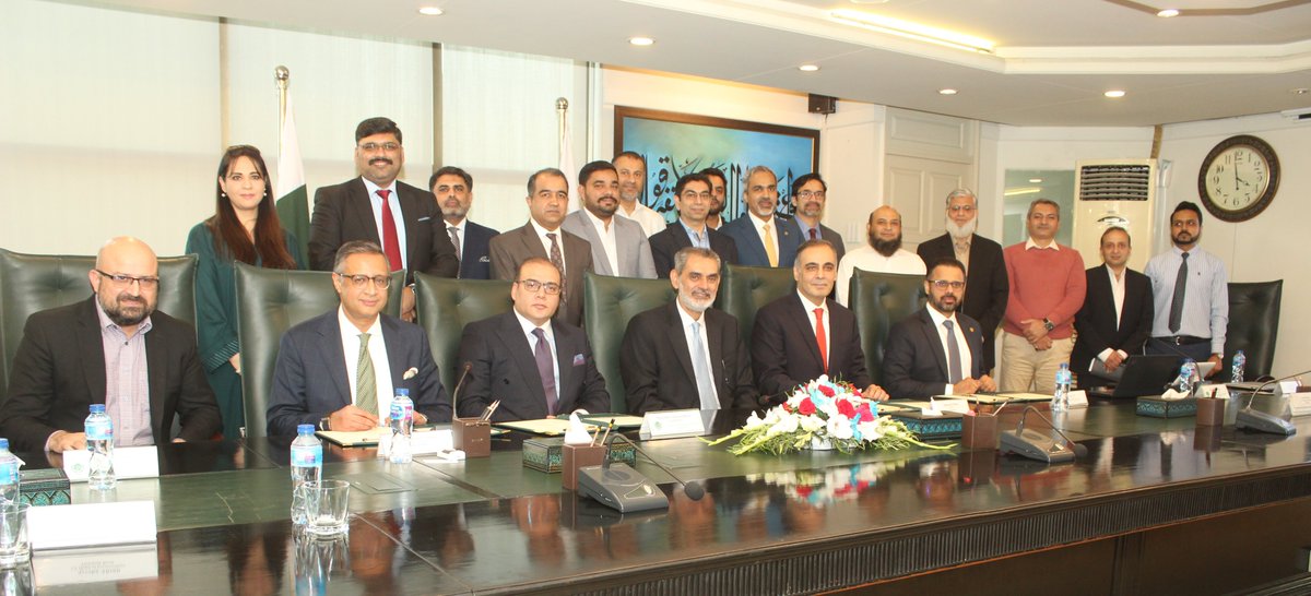 SECPakistan's tweet image. SECP &amp;amp; digital banks join hands for startups! 

MoUs signed with Mobilink, Easypaisa &amp;amp; Raqami Digital Bank to enable same-day corporate account opening — advancing SECP’s “Paper to Platform” vision and startup facilitation agenda.

#SECP #Startups #DigitalPakistan