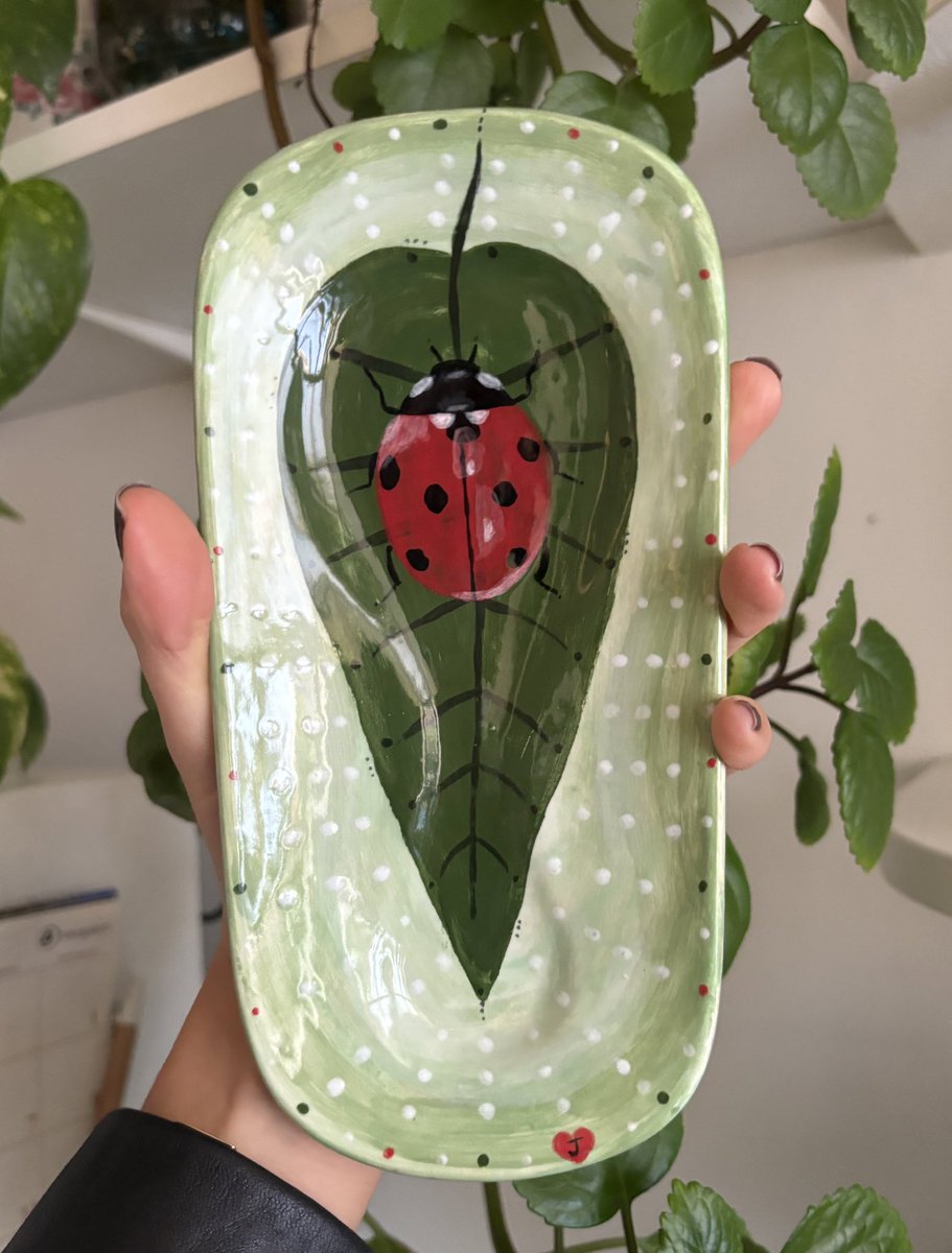 xcamilachica's tweet photo. I painted my mom a spoon rest 🐞🤎👩🏻‍🎨 https://t.co/yUNks2hZPw