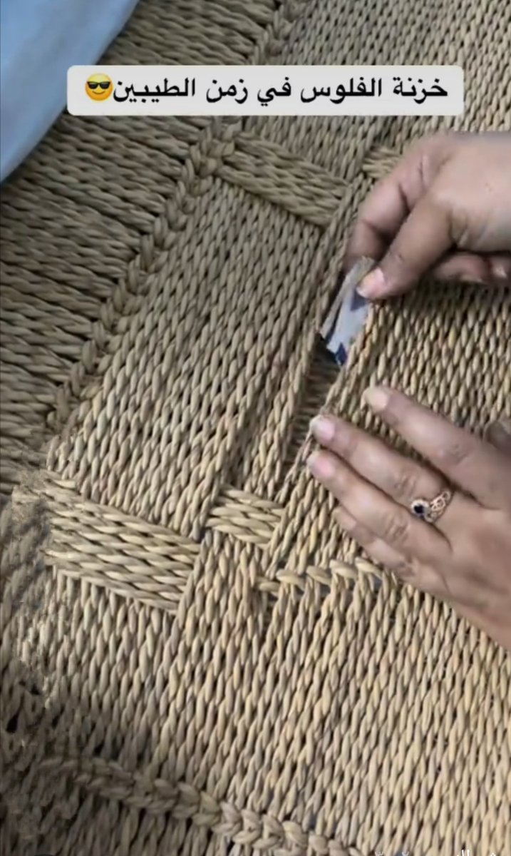 القعادة إرث ورمز شعبي أصيل ، هي ذلك السرير الخشبي المصنوع من خشب السدر أو النيم المؤطر بالركبتين والسارعين المحبوكة بحبال الطفي المَجْدولة  .
 لها أشكال مختلفة إلى حد  منها مايسمى بالشبرية والكرسي ، والحُول ولكل نوع عمر في استخدامه  فهي المهد الذي استقبلنا في طفولتنا بدءاً من