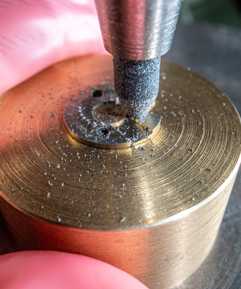 Perlage on movement components can easily be done by CNC machines nowadays. It’s also a lot easier to use large circles instead of small ones as shown here on the underside of the bridge below the balance wheel.

#swissmade #independentwatchmaking #inhousemovement #actuallywearit