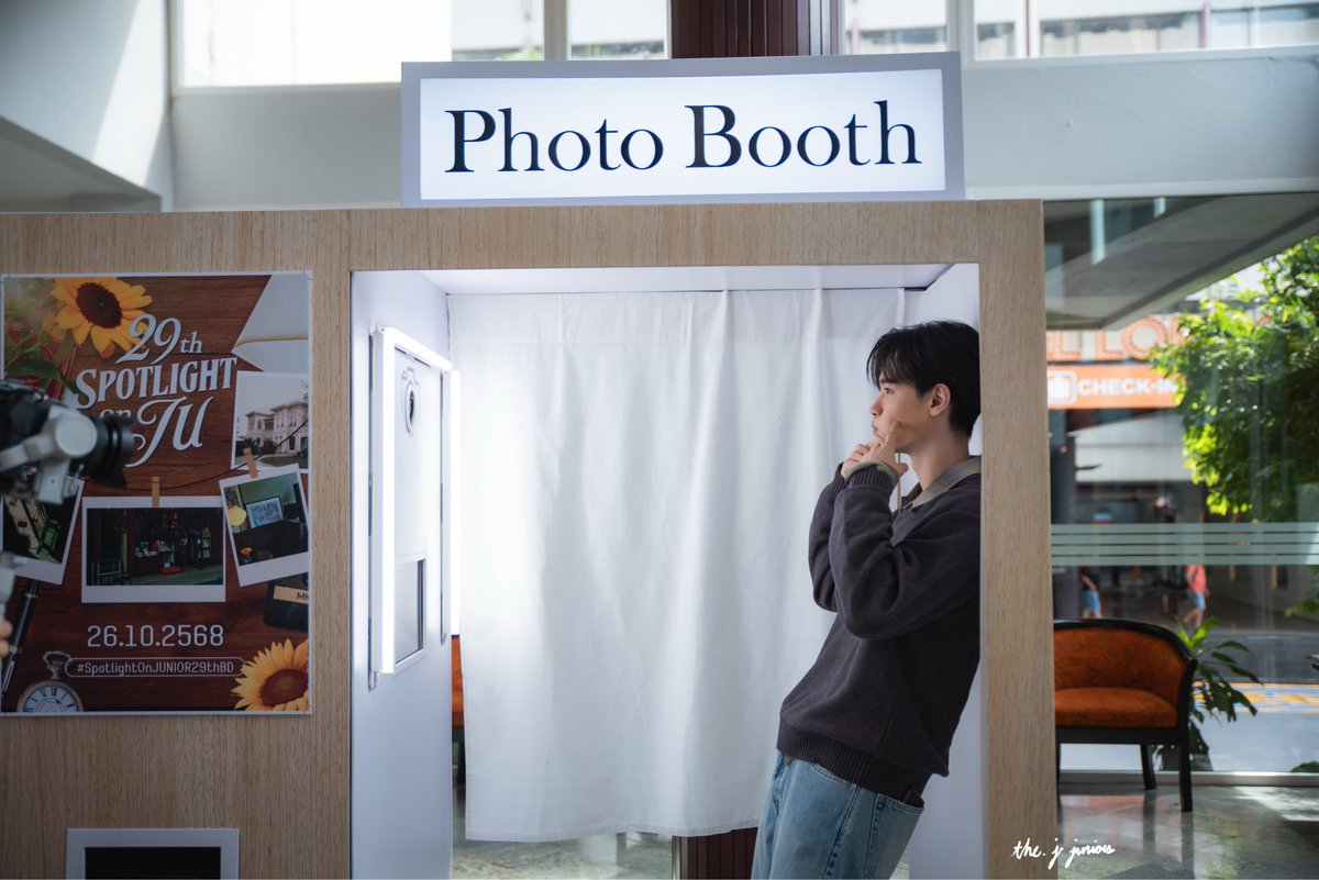 Thej_Juniors's tweet image. 𝐒𝐩𝐨𝐭𝐥𝐢𝐠𝐡𝐭 𝐨𝐧 𝐉𝐮 𝟐𝟗𝐭𝐡 𝐉𝐮𝐧𝐢𝐨𝐫’𝐬 𝐁𝐢𝐫𝐭𝐡𝐝𝐚𝐲 🌞🌻✨

🎞️ คุณปณชัยกับตู้ถ่ายภาพ
น่ารักทั้งหมดเลยครับ

JUNIOR 29TH ALWAYS SHINE

#SpotlightOnJUNIOR29thBD
#Junniorrs #จูเนียร์ปณชัย