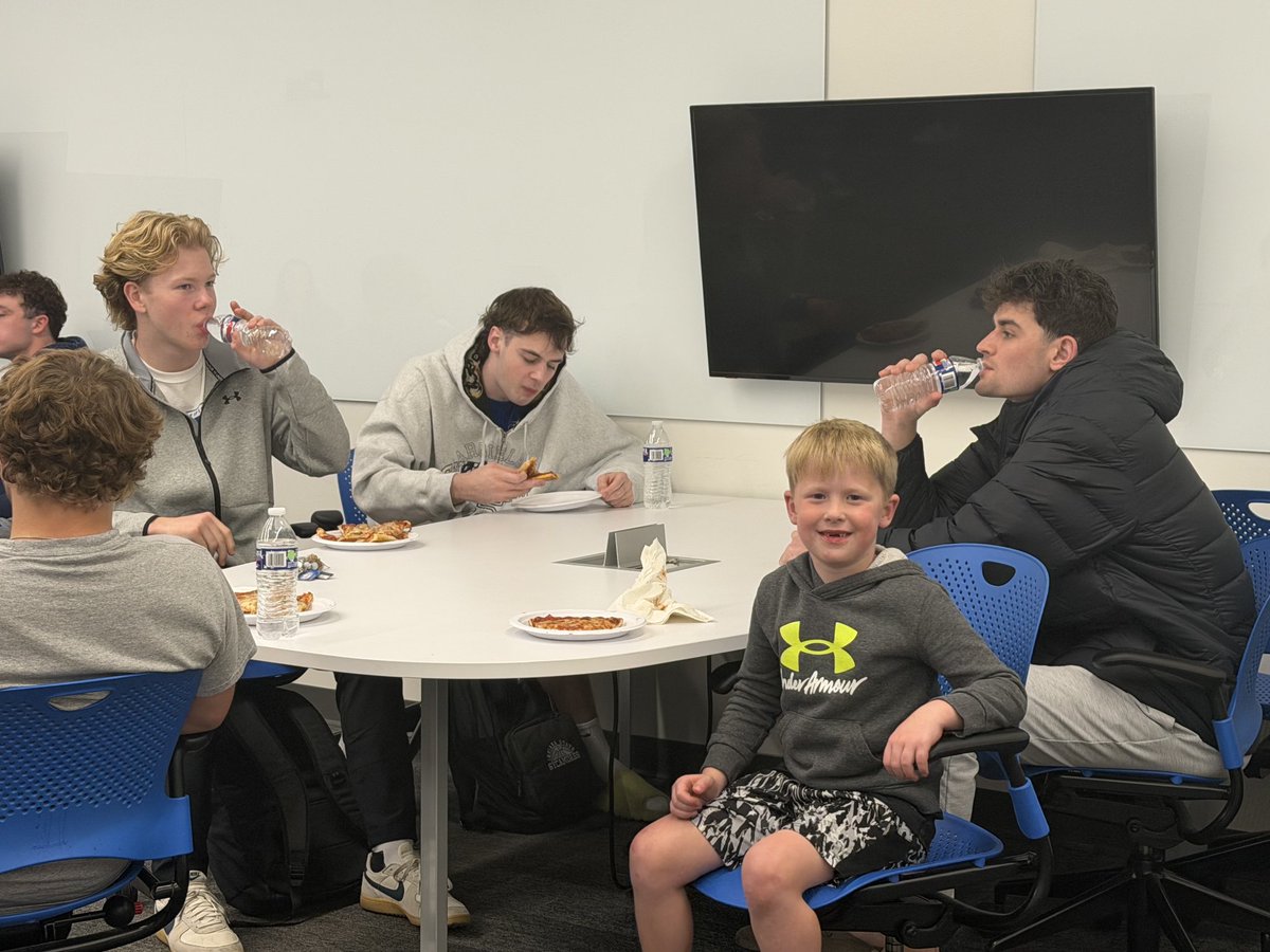 SHOUT OUT to @indstbasketball for a successful pizza hangout with The Forest Leadership Committee! A great time to meet one another and chat about the basketball season we are marching into! Thank you!

Go Sycamores 💙 🤍