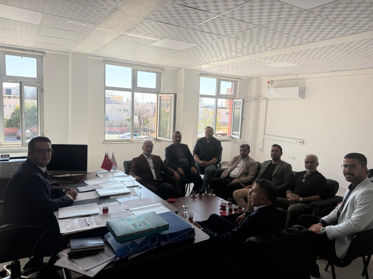 Şube yönetim kurulumuz ve <a href="/ebscinar/">EBS Diyarbakır1/ Çınar</a> ilçe yönemimizle birlikte Çınar İlçe Milli Eğitim Müdürü Yusuf GÜZEL'e hayırlı olsun ziyaretinde bulunduk. Nazik misafirperverlikleri ve samimi ev sahiplikleri için müdürümüze  teşekkür ediyor, yeni görevlerinde başarılar diliyoruz.