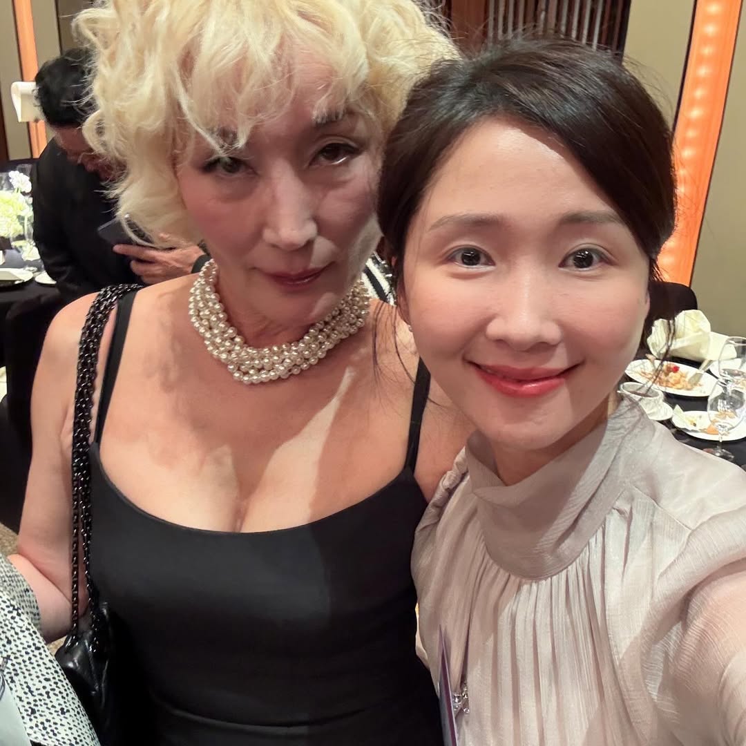 bobblerumble's tweet photo. 오마이갓 섹시금발뽀글머리 혜영쌤이라니 저 기절할거같아요 https://t.co/YV2NEgM7HO
