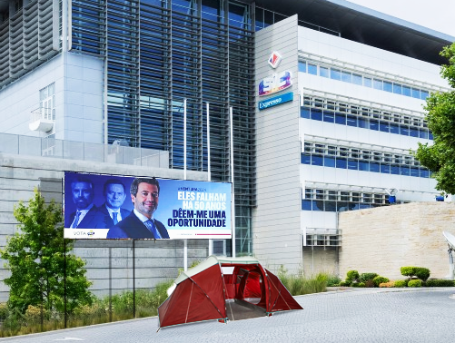 manocancela's tweet photo. André Ventura monta tenda à porta da SIC para evitar o trânsito https://t.co/up3MAv9I4E