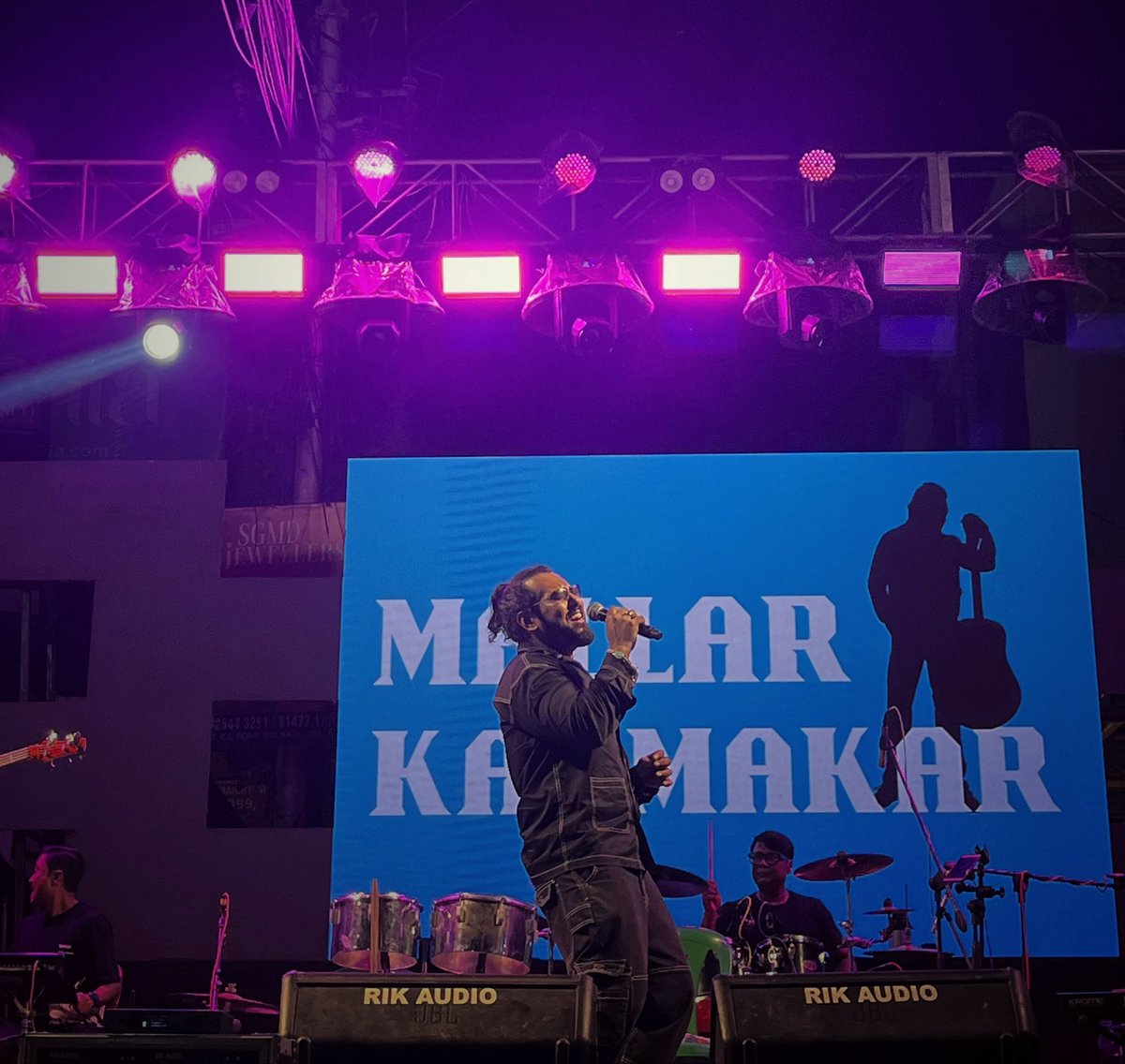 mallarkarmakar_'s tweet image. Where every beat echoes pure energy! 

#LivePerformance #StageVibes #MusicalNight #BengaliConcert #RockTheStage #ArtistLife #ConcertMoments #PassionAndMusic #OnStageMagic #EventHighlights