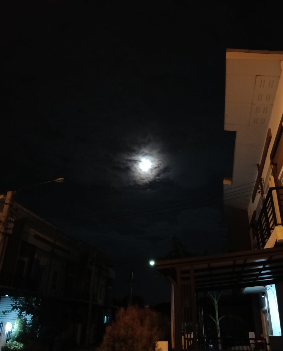 พระจันทร์ดวงโตมากกกกก