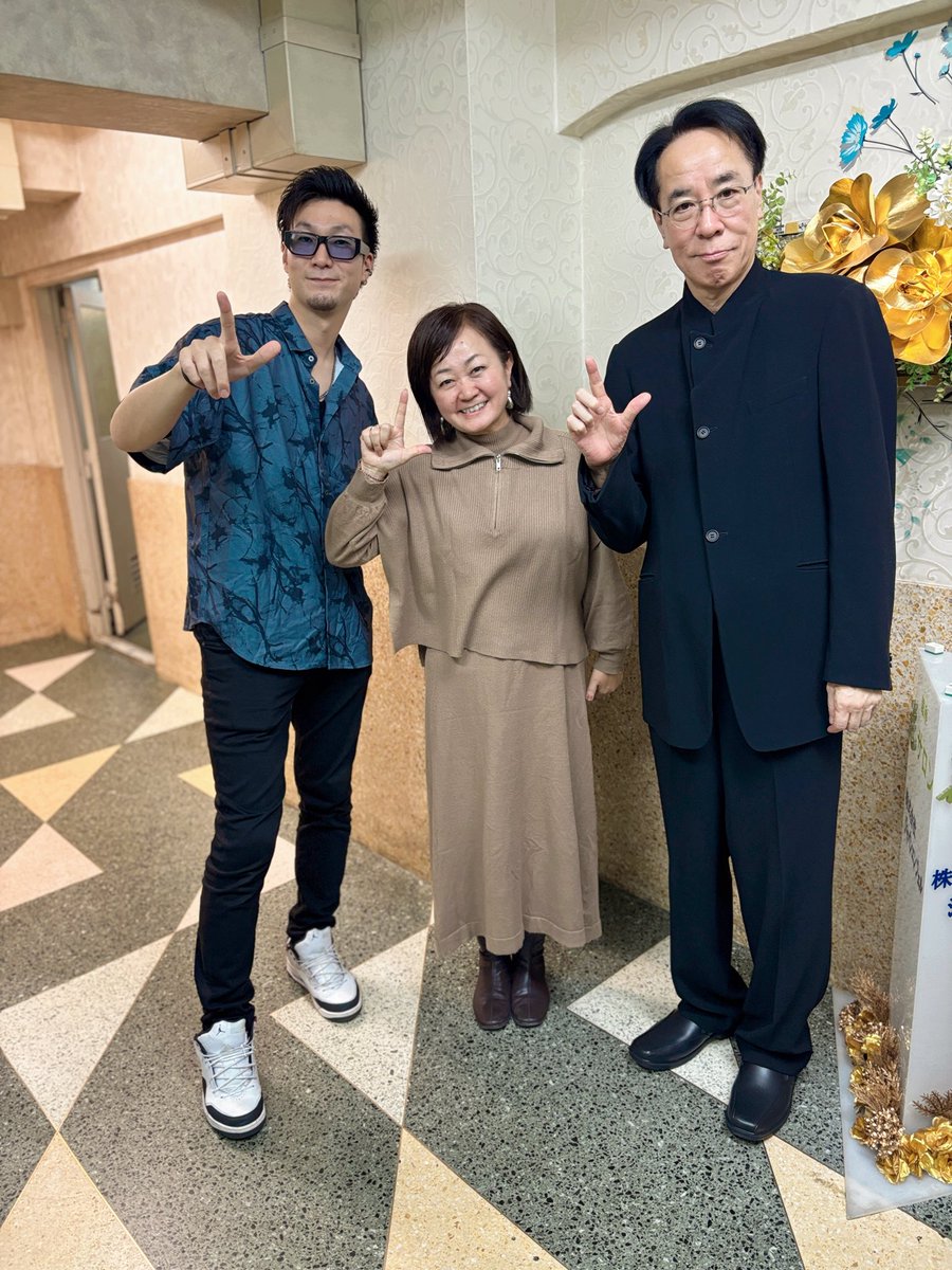 momo_uplinks's tweet image. 銀座花サロンさんで、土田浩翔さんと松本吉弘さんと麻雀大会🀄️
お二人にバリ島のお土産を渡しました🎁
大会の結果は、3-③-1-2で、総合11位（28人中）だったのでまずまずかな。
土田さんの麻雀を後ろから見せてもらって勉強になりました。
明後日も花サロンで本田朋広さんの大会に出ます。楽しみ⚡️🐹