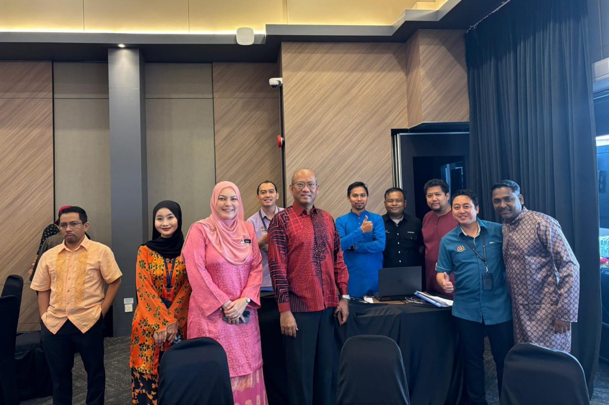 mykesuma's tweet image. “TERAS KEHARMONIAN &amp;amp; KEPERCAYAAN: PERHIMPUNAN KESUMA &amp;amp; SAMBUTAN #Deepavali 2025” 🌟  

Datuk Azman Mohd Yusof hadir bersama warga #KESUMA di majlis yang meriah &amp;amp; harmoni, mencerminkan kekuatan Malaysia majmuk berasaskan keharmonian, kepercayaan &amp;amp; kerjasama antara kaum. 🇲🇾