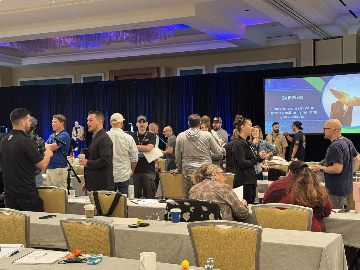 BlueCollarSG's tweet image. 💥 Day 2 of #AccelerationDays® Workshop was next-level!

Powerful sessions, breakthrough convos &amp;amp; unstoppable energy filled the room as ideas turned into real results. 🔥

Now it’s time to finish strong—Day 3, let’s go! 💪

#ProudToBeBlueCollar™ #Leadership #BusinessGrowth
