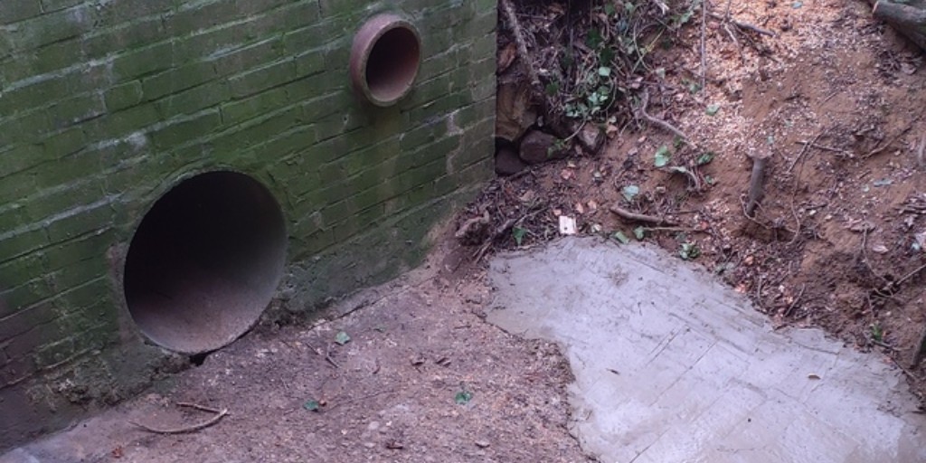 Check out the recently completed structural works at Alfie’s Drain on Newnham Rd, Everdon. 

These improvements included: vegetation cleared, new concrete bag walls &amp; scour protection installed, plus post and rail replaced.  

#Infrastructure #Everdon