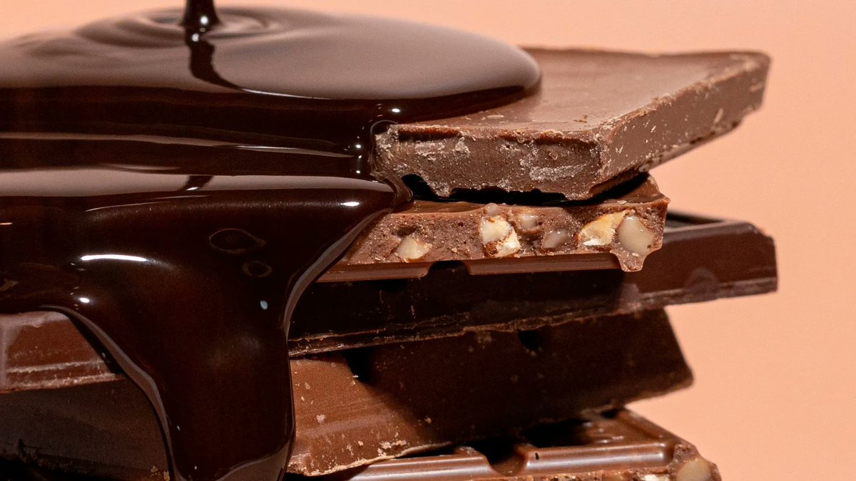 treemissions's tweet image. Attention all chocolate enthusiasts, hoarders, and occasional nibblers! 🍫🌍 #ClimateChange and #Deforestation are turning your sweet treats into luxury goods faster than you can say &quot;Easter egg hunt gone wrong.&quot; Here&apos;s the scoop:

- Cocoa Shortages: Thanks to unpredictable…