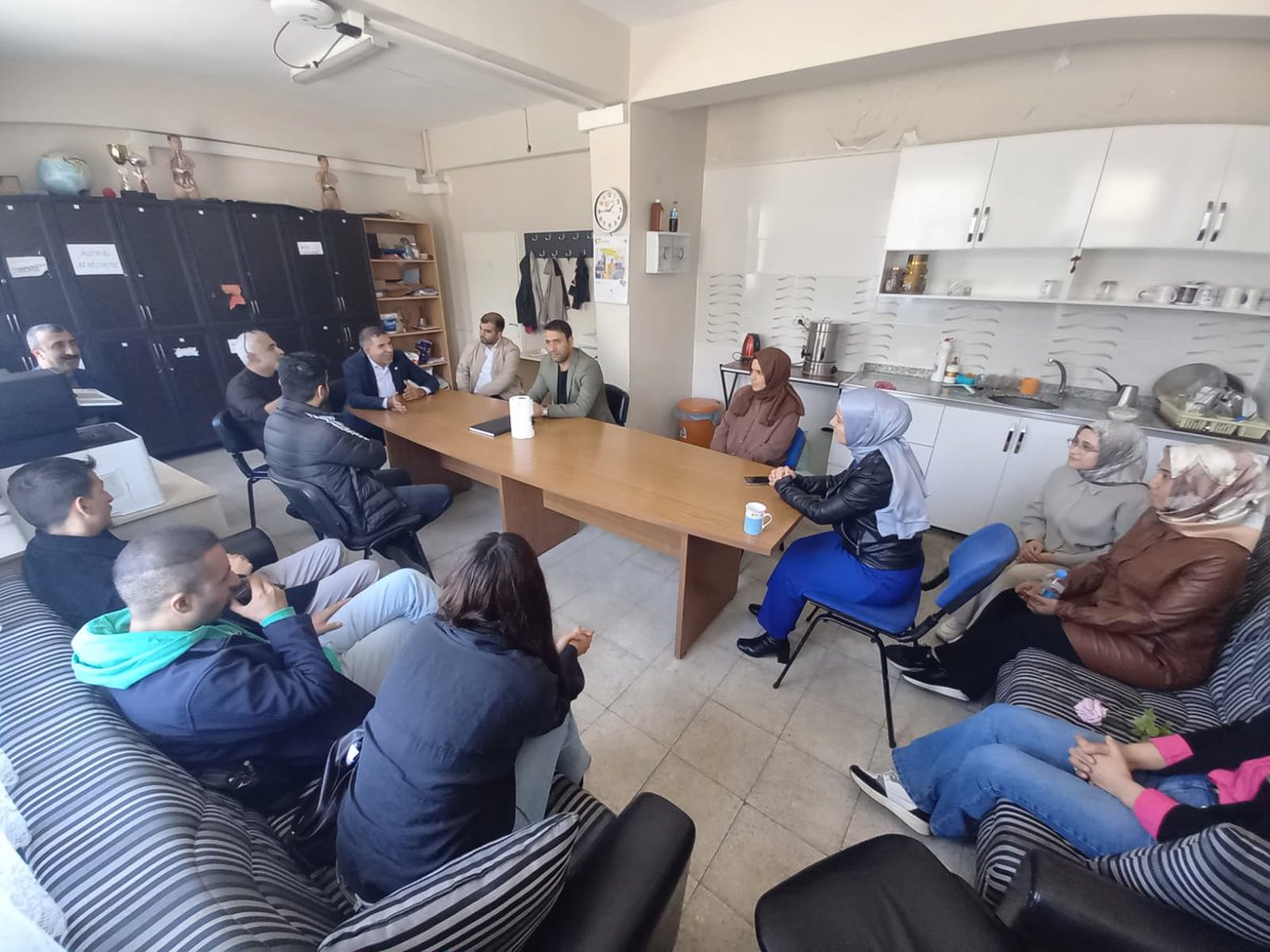 Şube yönetim kurulumuz ve <a href="/ebscinar/">EBS Diyarbakır1/ Çınar</a> ilçe yönetimimizle birlikte Cumhuriyet İlkokulu'nu  ziyaret ederek, eğitim çalışanı arkadaşlarımızla toplu sözleşme süreci, sendikal kazanımlar ve eğitimdeki güncel gelişmeler üzerine verimli bir görüş alışverişinde bulunduk.