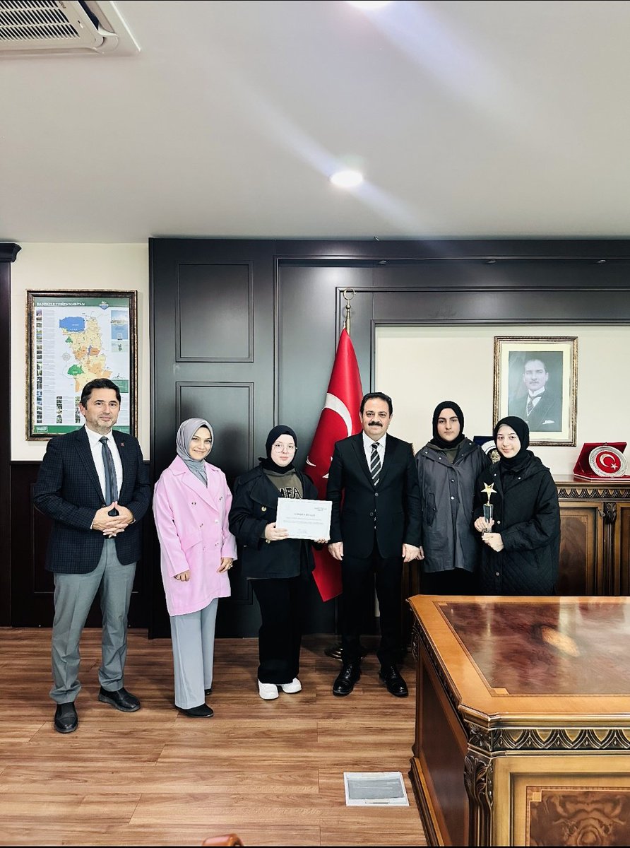 Müzehhibe Fatma Aydın Anadolu İmam Hatip Lisesi öğrencileri, Din Öğretimi Genel Müdürlüğü tarafından düzenlenen Ar-Ge Proje Uygulamaları Kategorisinde Türkiye 2.si olmanın gururunu paylaşmak üzere Kaymakamımız Dr. Soner ŞENEL’i ziyaret etti.