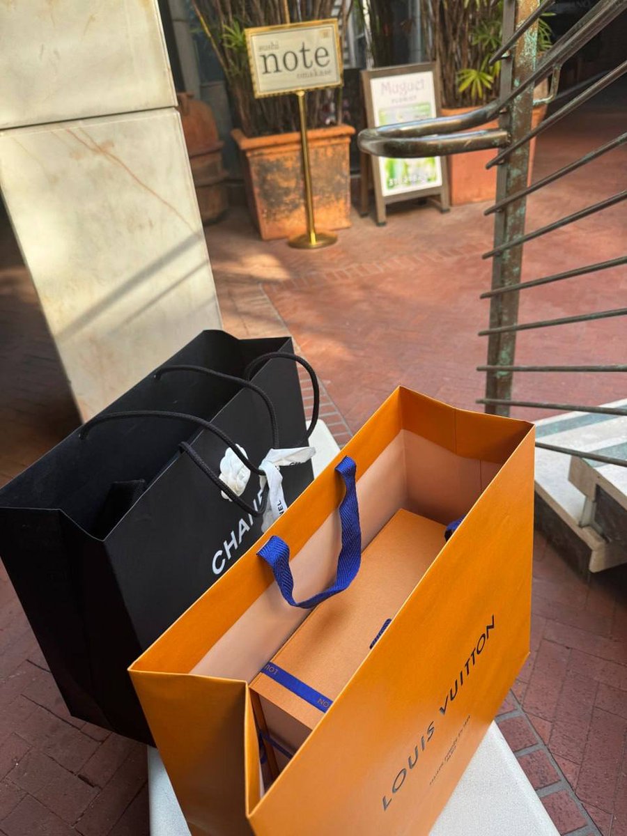 Purpose31Script's tweet image. 新しいCHANELの靴をお迎えしました👠✨
上品でシンプル、それでいて存在感抜群。
今日の気分はちょっと特別に🌷💫
#CHANEL #新しい靴 #ご褒美アイテム