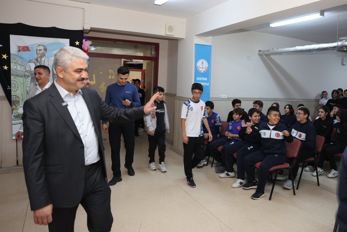 📌Atatürk Ortaokulu’nda eğitim gören kıymetli öğrenci kardeşlerimize, başarı yolculuklarında yanlarında olduğumuzu hissettirmek adına soru bankaları ve konu anlatımlı kitaplar armağan ettik.📚🎁

Her kitap, bir umut… Her sayfa, bir adım… Geleceğin güçlü bireylerini desteklemek