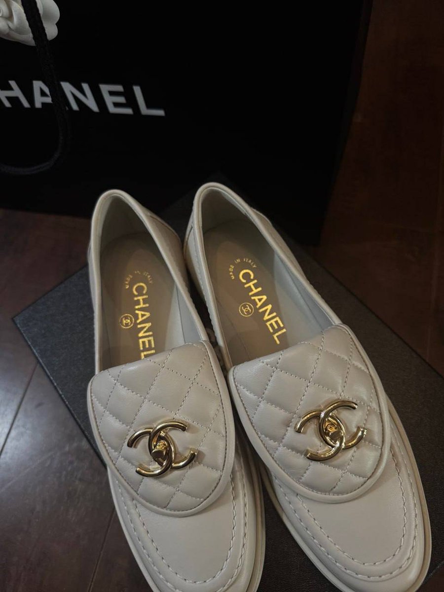 Purpose31Script's tweet image. 新しいCHANELの靴をお迎えしました👠✨
上品でシンプル、それでいて存在感抜群。
今日の気分はちょっと特別に🌷💫
#CHANEL #新しい靴 #ご褒美アイテム