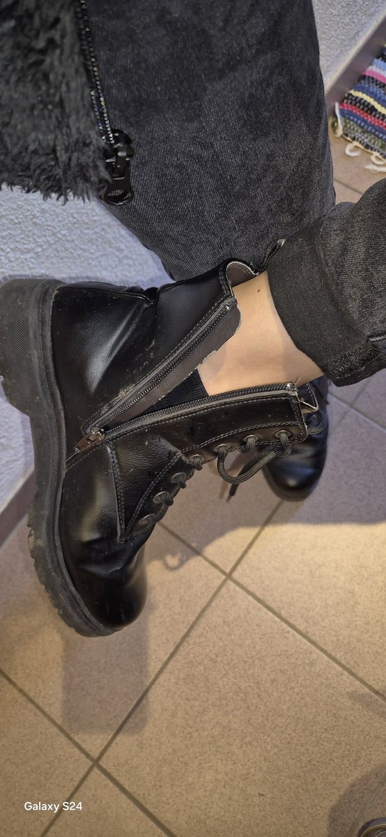 12 hours on the road.
2 pair of socks
4 pair shoes
They looks so nice and smell delicious for you.
Do you like it?💋

<a href="/modelssecret_/">MyFeetish</a>