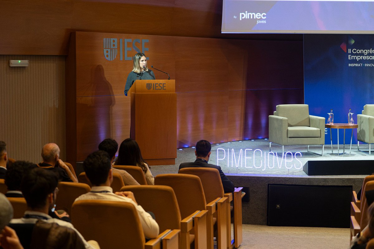 pimecjoves's tweet photo. @iesebschool @BertaTorrades @bcn_ajuntament 🗣️ @g_rooy, presidenta de Pimec Joves: “Treballem perquè l’esperit emprenedor sigui reconegut, acompanyat i reforçat. Creiem en una economia que posi les persones al centre, en la força del talent jove i en la col·laboració com a motor del futur”. 

#IICongrésPimecJoves https://t.co/REGkx2pTNS