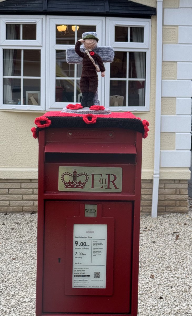 NatashaMDay's tweet image. Had to stop to take a picture of this… have see some fantastic toppers today! 

Wonderful to see the public honouring Remembrance Day. 

Have you seen any good ones? I’d love to see them!